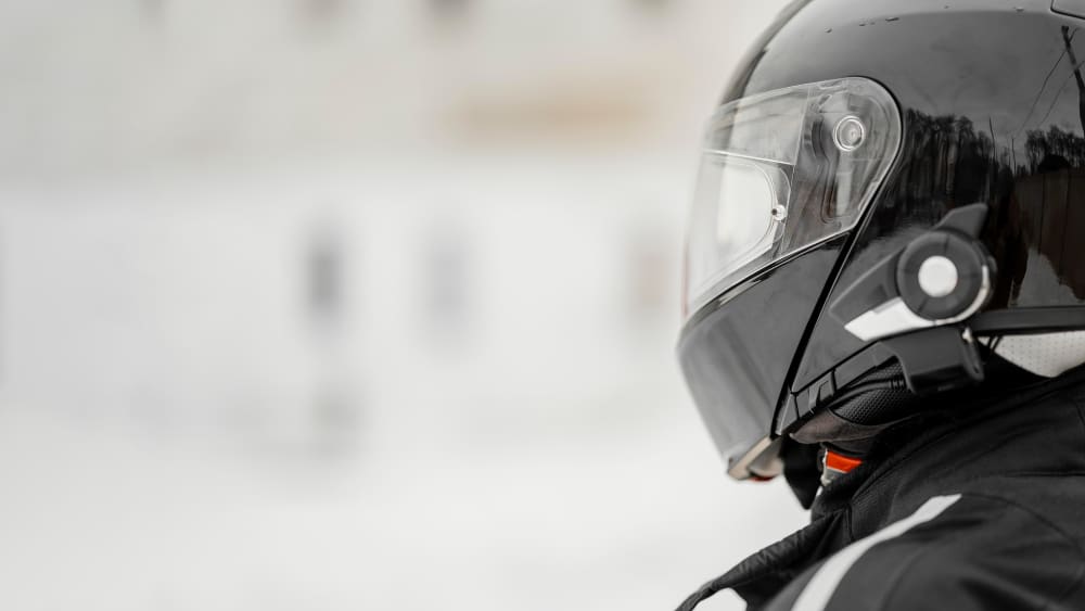 Pilotar com capacete aberto